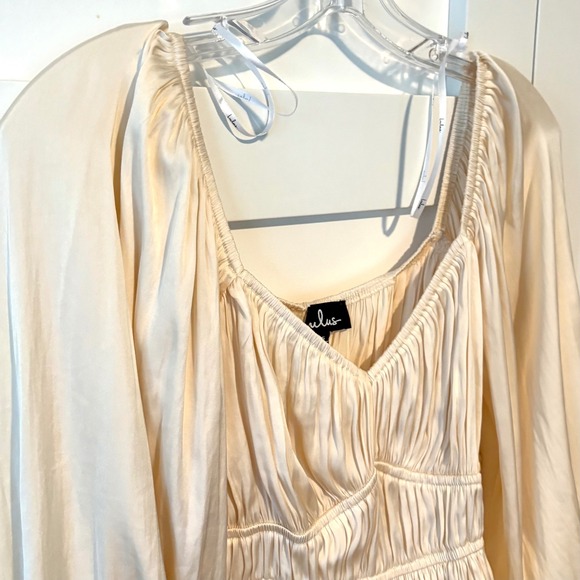 Lulu's Women Cream Satiny Milkmaid Off the Shoulder Top in Size S - Picture 5 of 11